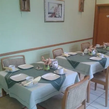 לינה וארוחת בוקר Central מנדן