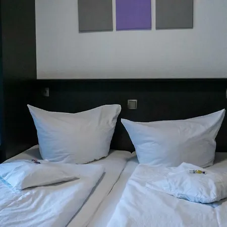 Central לינה וארוחת בוקר 3*